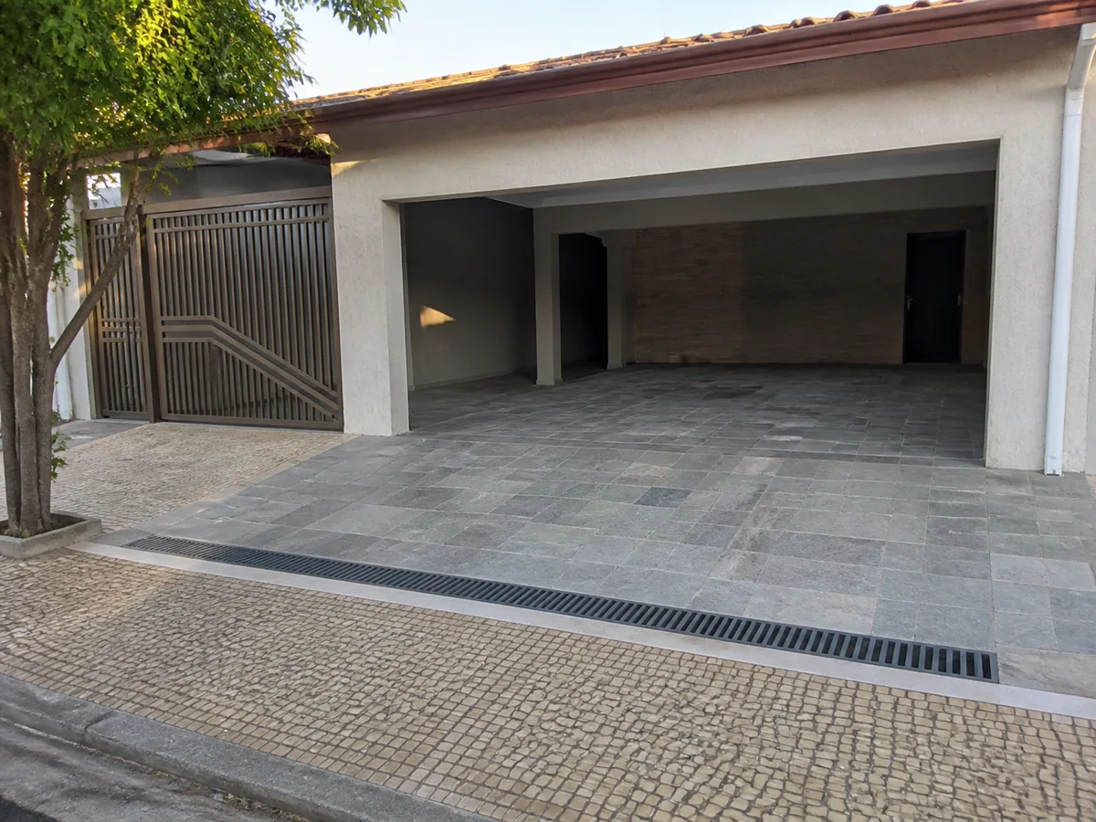 Garagens e entradas com aplicação de pedras decorativas