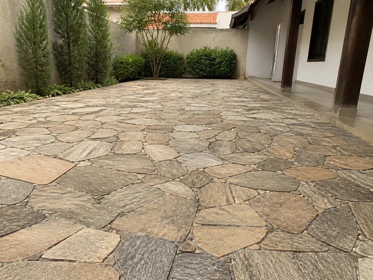 Pátios e quintais com aplicação de pedras decorativas